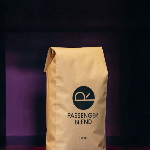 PASSENGER BLEND 1 kg Kaffeepackung – nachhaltig geröstete Mischung aus Berlin mit Noten von dunkler Schokolade und Mandel.